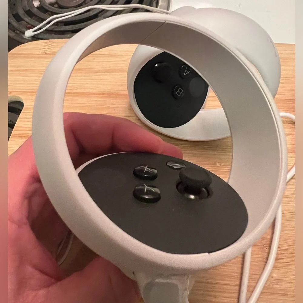 OCULUS QUEST 2 (256GB) LIKE NEW WITH BOX AND EVERYTHING INCLUDED FAST SHIPPING